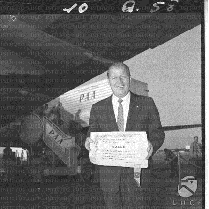 Il presidente di Pfizer International John E. Mc Keen appena sbarcato all’aeroporto di Fiumicino, 1958. Archivio fotografico Istituto Luce, Roma