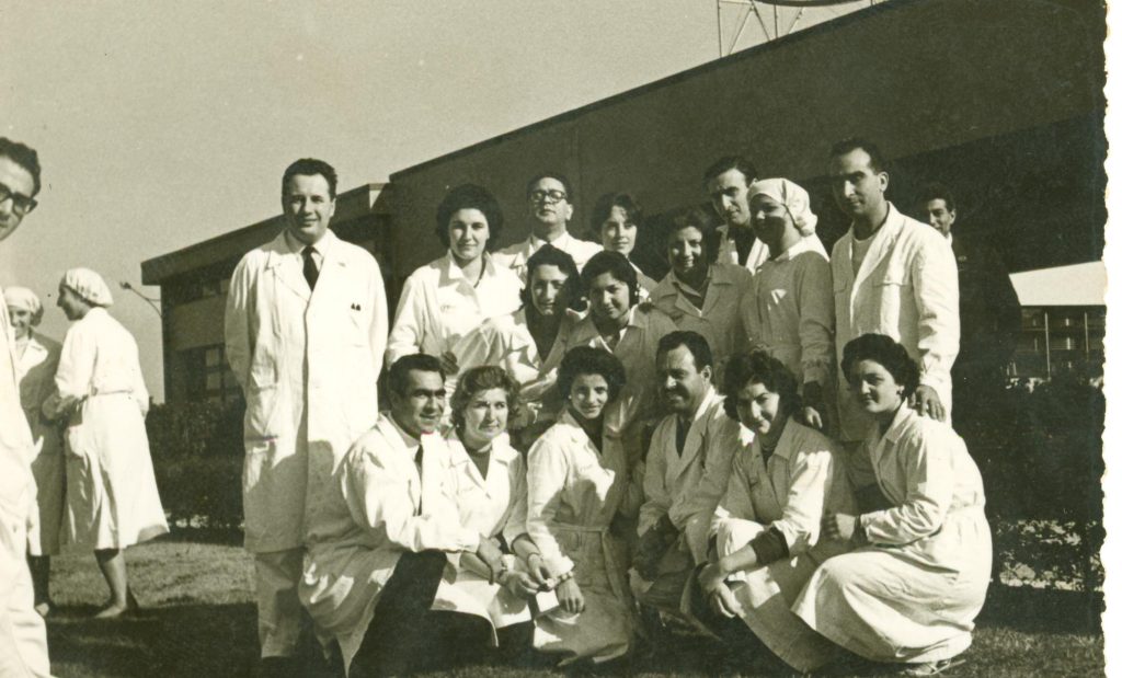 Gruppo di dipendenti della Pfizer Italiana s.p.A. all’esterno dello stabilimento, 1958. Archivio privato