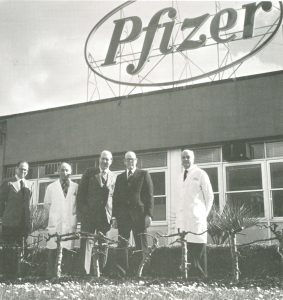 Visita di R.D. Royer, Presidente della Pfizer International, di M.W. Roche, Presidente della Pfizer Europe, e di V. Micati, Vicepresidente Pharmaceutical Development alla sede dello stabilimento di Borgo San Michele (LT), 1977. Archivio Aenova – Haupt Pharma Latina, Borgo San Michele (LT)