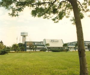 Vista dell’ingresso dello stabilimento Pfizer di Borgo San Michele (LT), seconda metà anni Ottanta. Archivio Aenova – Haupt Pharma Latina, Borgo San Michele (LT)