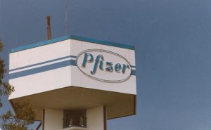 Vasca del serbatoio idrico sopraelevato dopo la ristrutturazione e prima della sostituzione del logo, 1991, Stabilimento Pfizer di Borgo San Michele (LT). Archivio Aenova – Haupt Pharma Latina, Borgo San Michele (LT)