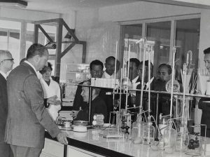 Veduta parziale del laboratorio chimico, Malteria Tirrena, Pomezia (RM), 1967. Archivio Storico Birra Peroni, Roma