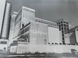 Veduta esterna dell’ampliamento, Malteria Tirrena, Pomezia (RM), metà anni 1970. Archivio Storico Birra Peroni, Roma