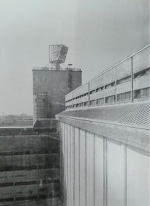 Veduta cabina vetrata sulla torre posteriore dei silos, Malteria Tirrena, Pomezia (RM), metà anni 1970. Archivio Storico Birra Peroni, Roma