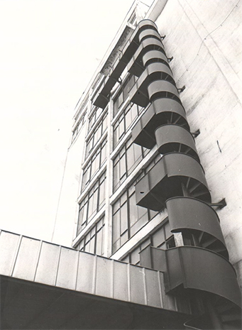 Veduta della scala antincendio della torre di lavorazione, Malteria SAPLO, Pomezia (RM), anni 1980. Archivio Storico Birra Peroni, Roma