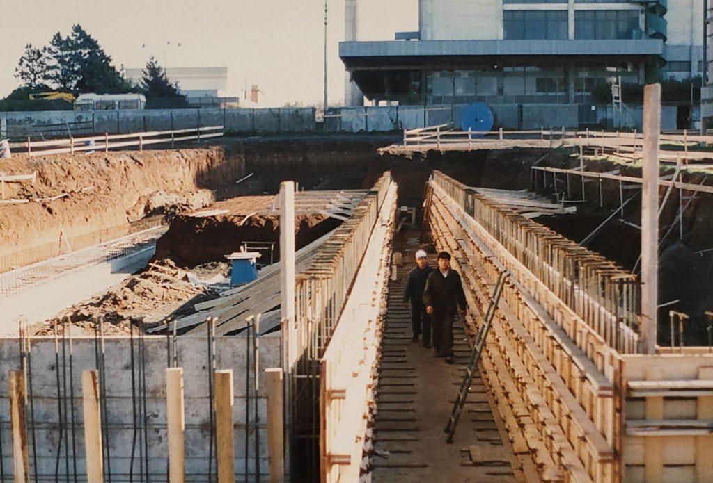 Costruzione silos in metallo oltre via Spoleto, Malteria SAPLO, Pomezia (RM), 1990. Archivio Storico aziendale Malteria SAPLO, Pomezia