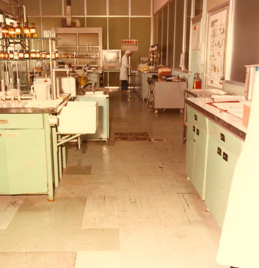 Stabilimento Pfizer (ora Aenova – Haupt Pharma Latina), Area laboratorio, anni Ottanta. Archivio Aenova, Borgo San Michele (LT)