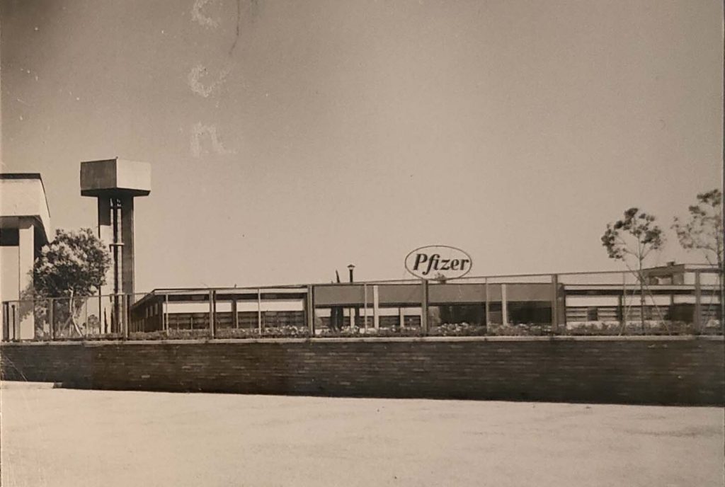 Stabilimento Pfizer (ora Aenova – Haupt Pharma Latina), prospetto su strada, Borgo San Michele, Latina, 1958. Archivio Montuori, Roma